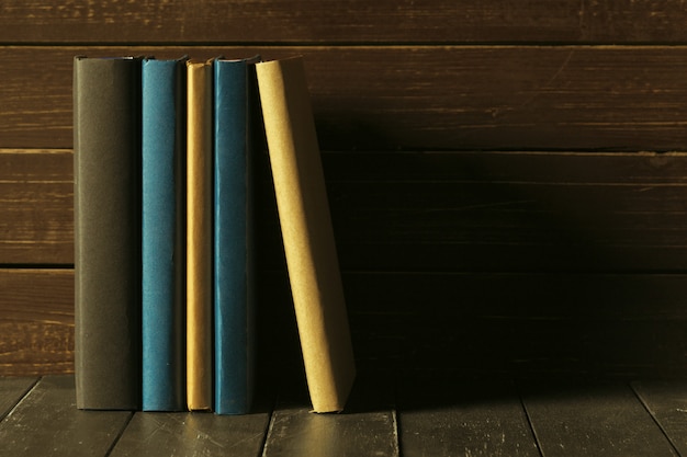 Foto i libri si chiudono su sulla vecchia tavola di legno