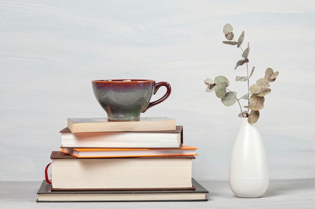 Foto libri, tazza di caffè, occhiali da lettura