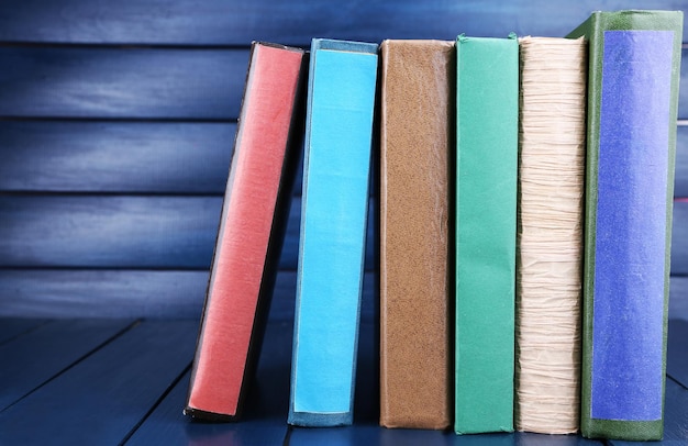 Книги на темно-синем деревянном фоне