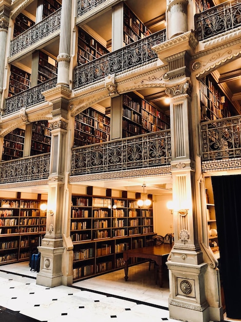 Foto libri sullo scaffale della biblioteca