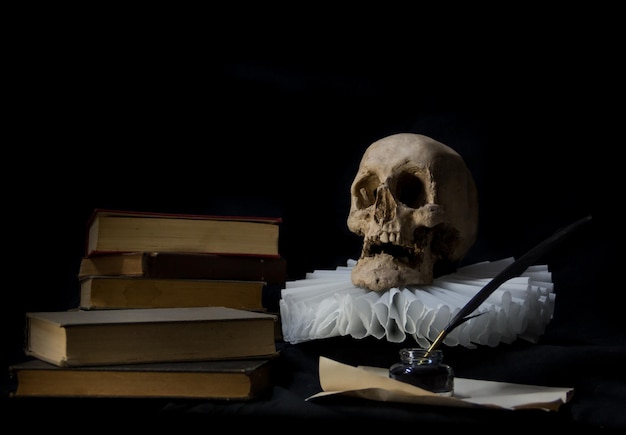 깃펜 잉크병 두개골과 러프 세계 문학 개념이 있는 책