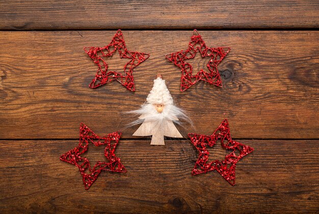 Boomfiguren, kerststerren op eiken tafel