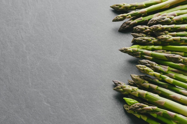 Boompjes verse groene asperges op donkere achtergrond