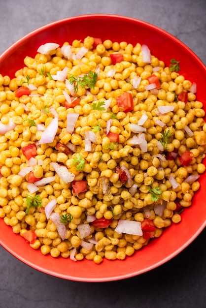 Photo boondi chaat or bundi bhel, popular roadside snack item from india