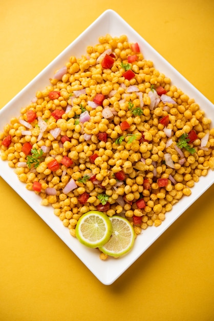 Photo boondi chaat or bundi bhel, popular roadside snack item from india