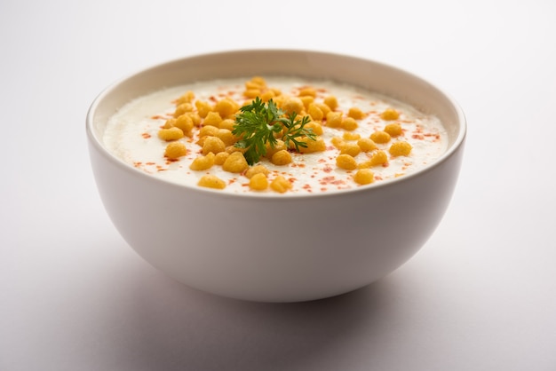 Boondi raita is een Noord-Indiase bijgerechtvariëteit gemaakt met gekruide yoghurt en boondi of knapperige gebakken grammeelballen