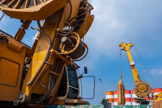 Boorrupskraan met hydraulische diepwandapparatuur die werkt op de wegenbouwplaats