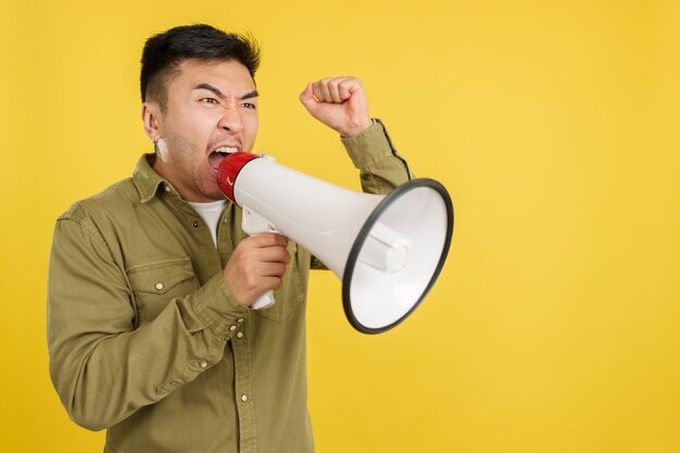 Boos Chinese man schreeuwen met behulp van een luidspreker