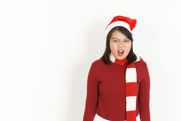 Boos gebaar gezichtsuitdrukking van mooie Aziatische vrouw met rode coltrui en kerstmuts