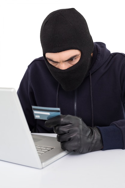 Boos hacker met behulp van laptop en creditcard