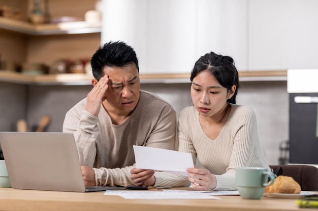 Boos Koreaanse man en vrouw lezen brief keuken interieur