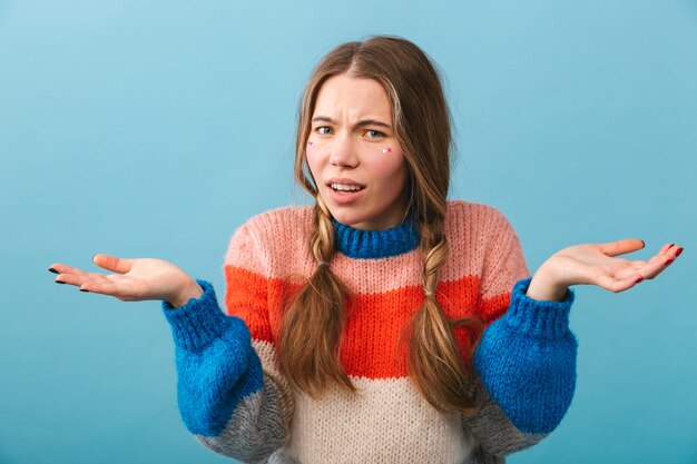 Foto boos meisje dat sweater draagt die zich geïsoleerd bevindt