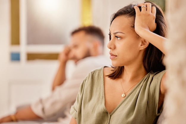 Boos ruzie en scheiding met een zwarte vrouw die haar man negeert terwijl ze op een bank in de woonkamer zit Stresspaar en ruzie met een vrouw die woede voelt tijdens een conflict met haar vreemdgaande man