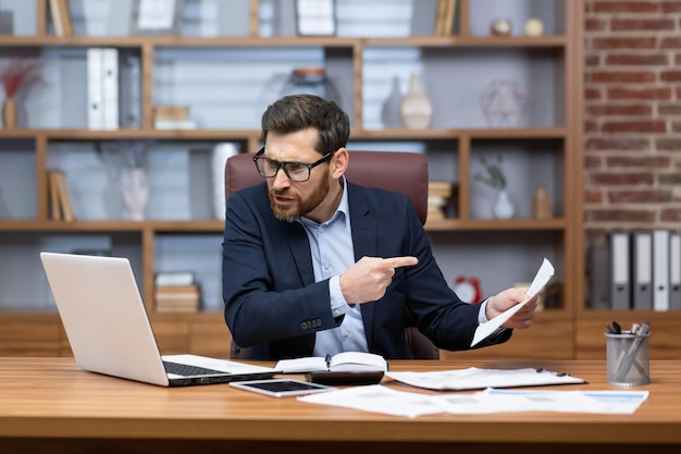 Boos schreeuwende baas praten op video-oproep met collega's ondergeschikten man laptop document tonen