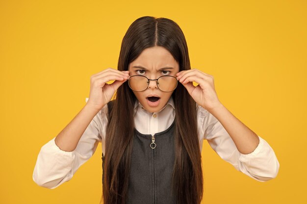 Boos tiener meisje boos en ongelukkig negatieve emotie oogarts probeert op bril van tiener meisje close-up behandeling van kinder visie met bril