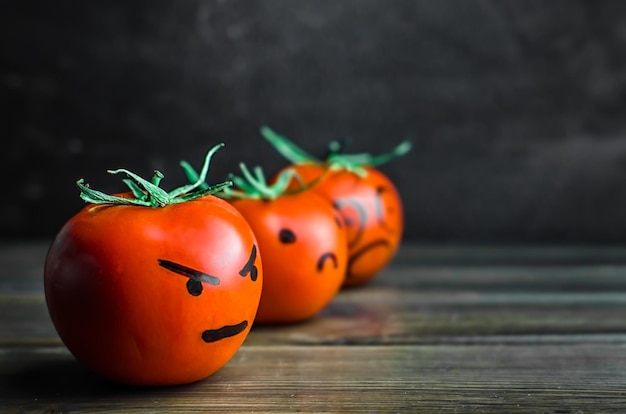 Boos, verdrietig, angst. negatieve emoties op tomaten. kopieer ruimte