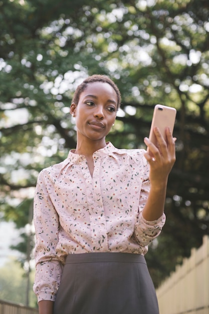 Boos vrouw met behulp van een telefoon