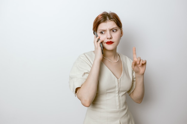 Boos vrouw praten op mobiele telefoon