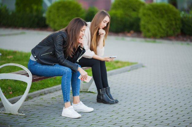 Boos vrouwen met problemen zittend op een bankje