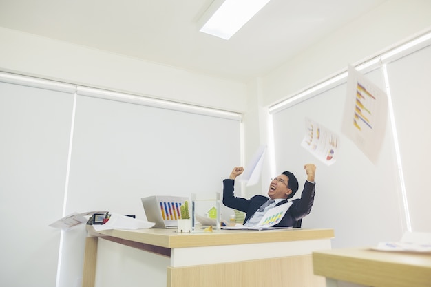 Boos zakenman weggooien veel papierwerk