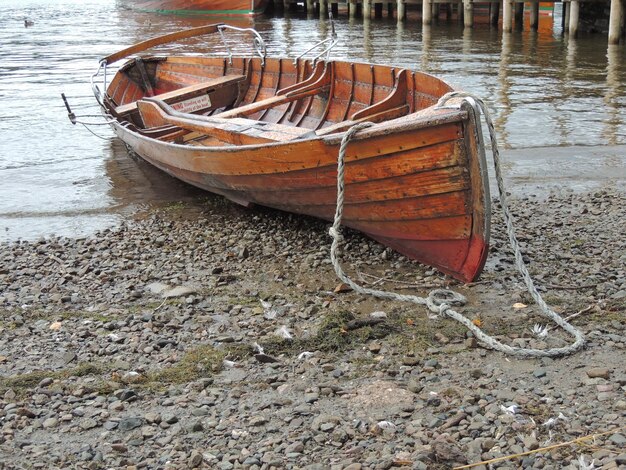 Foto boot aan de kust