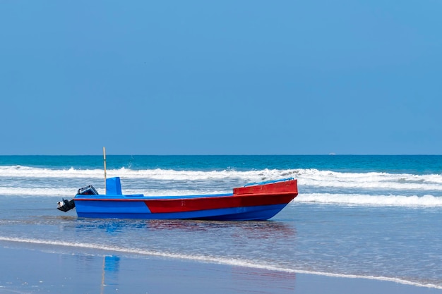 boot aan de oever van het strand in het zand