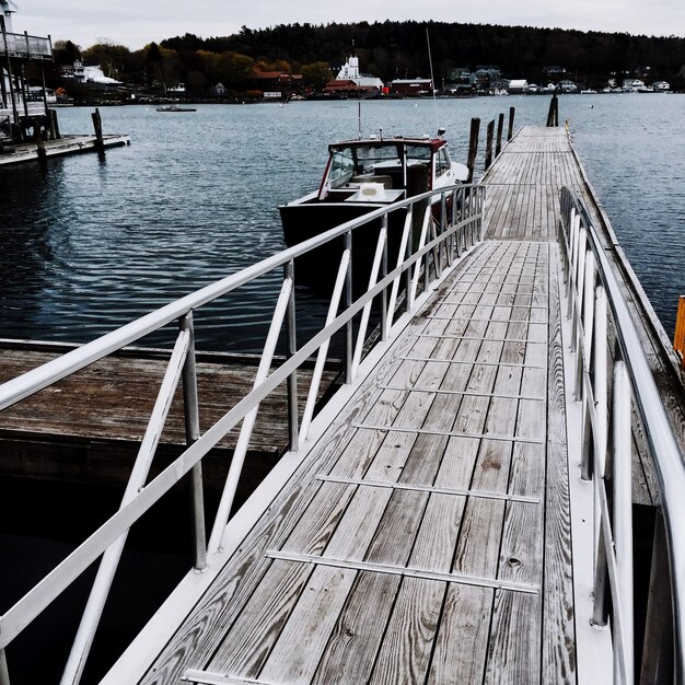 Foto boot aan de pier