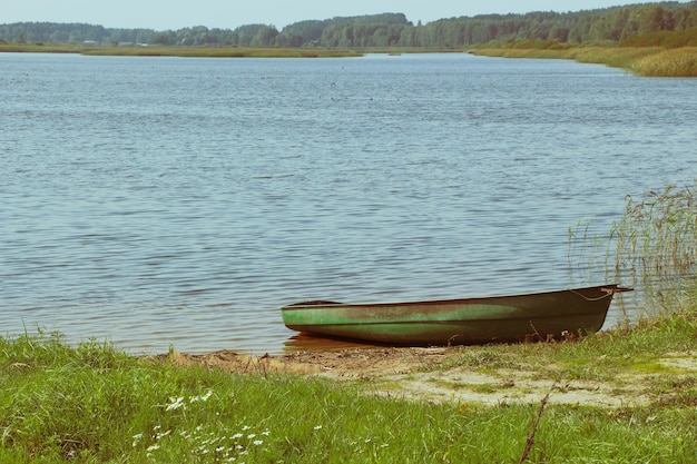 Foto boot aan de wal