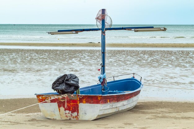 Boot aan het strand tegen de lucht