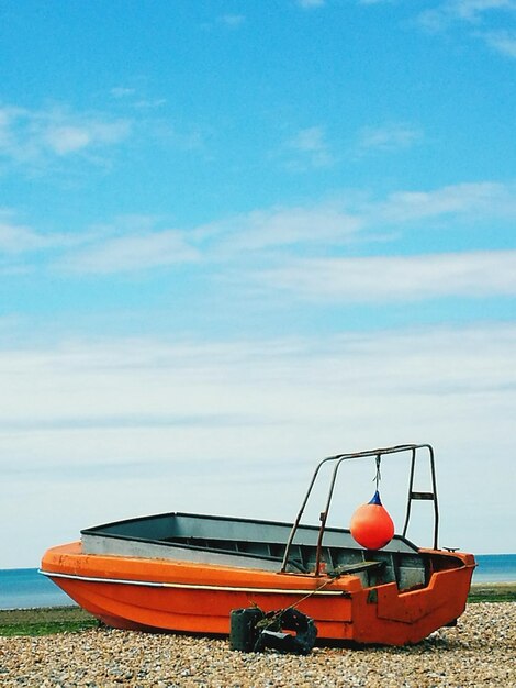 Foto boot aan het strand tegen de lucht