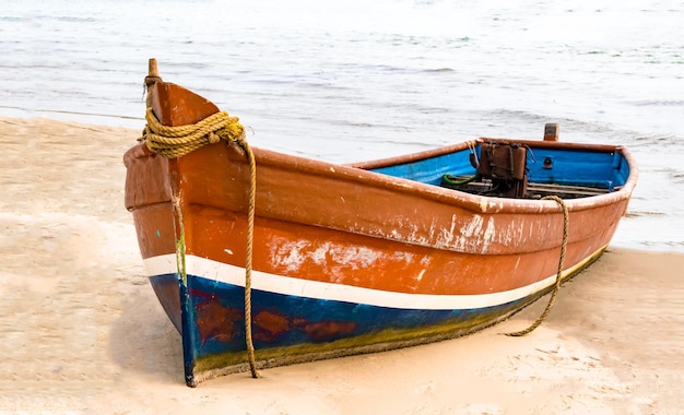 Boot aan het strand
