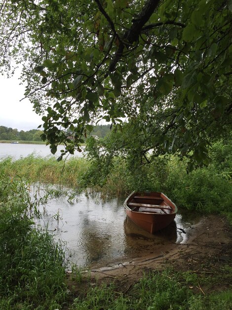 Foto boot aan wal bij het meer