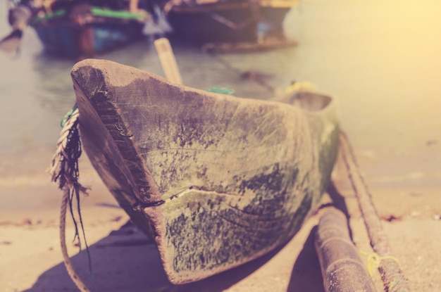 Foto boot aan wal op het strand