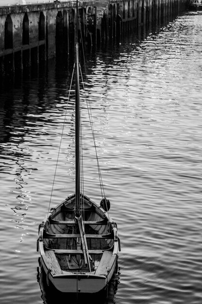 Foto boot aangemeerd in het meer