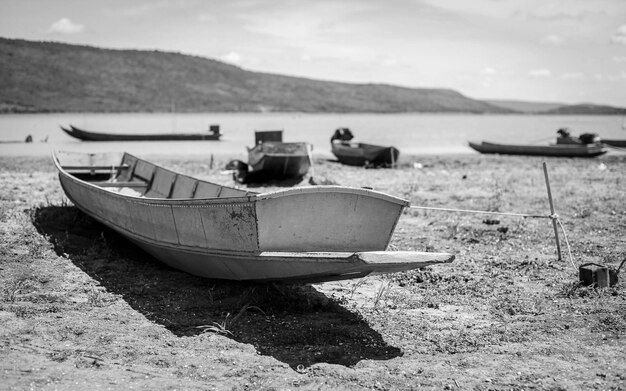 Foto boot aangemeerd op het strand tegen de lucht