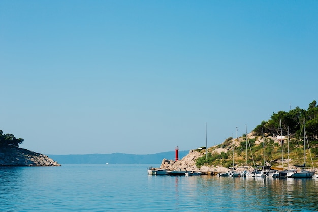 Foto boot aanlegsteiger de stad makarska