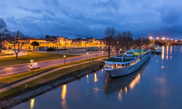 Boot bij de ligplaats van Avignone in Frankrijk