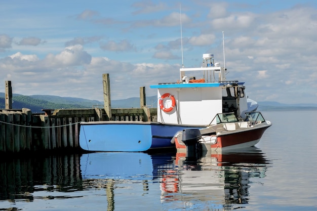 Boot bij de pier