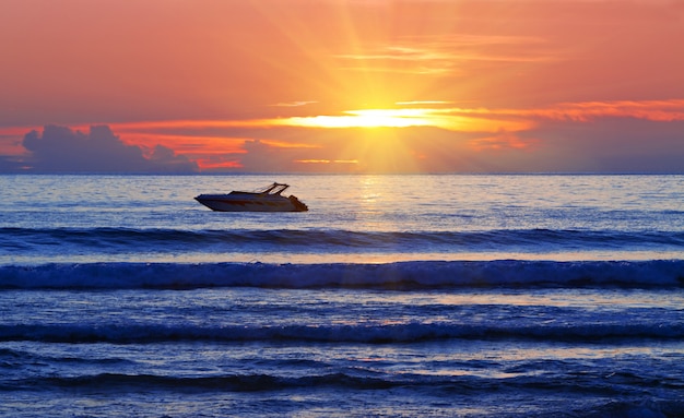 Boot bij de zonsopgang