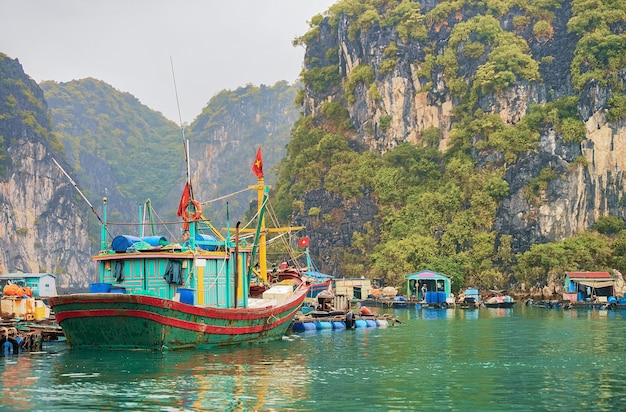 Boot bij drijvend vissersdorp op Ha Long Bay, Vietnam, Azië