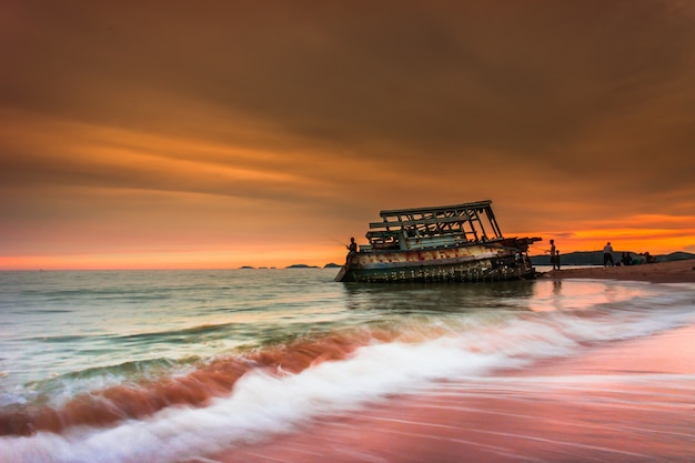 Foto boot crasht in de zee