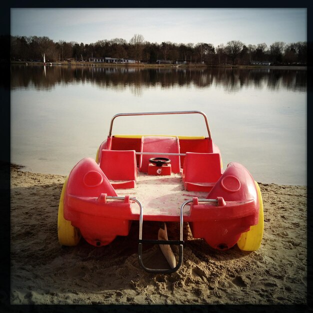 Foto boot dat op zee vaart