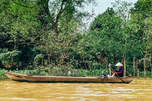 Boot die langs de beroemde Mekong rivier in Vietnam vaart