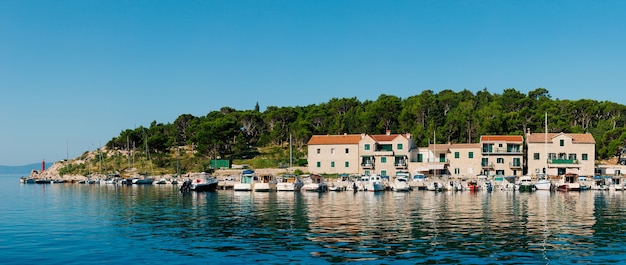 Boot dok de stad Makarska