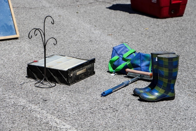 Foto boot door werktuig en zak op de straatmarkt