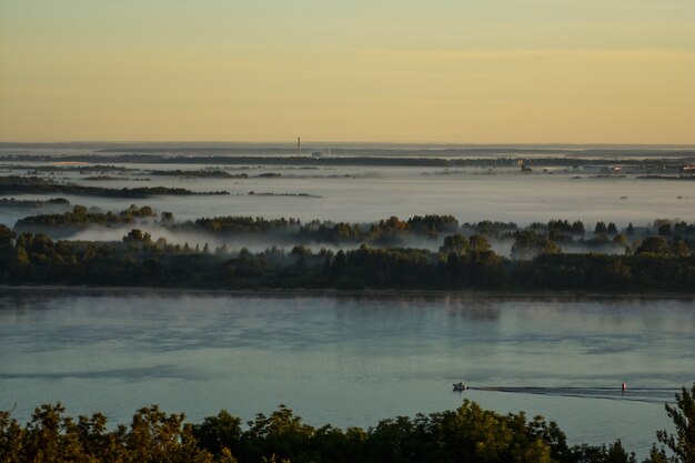 BOOT DRIJFT OP DE RIVIER DOOR MIST