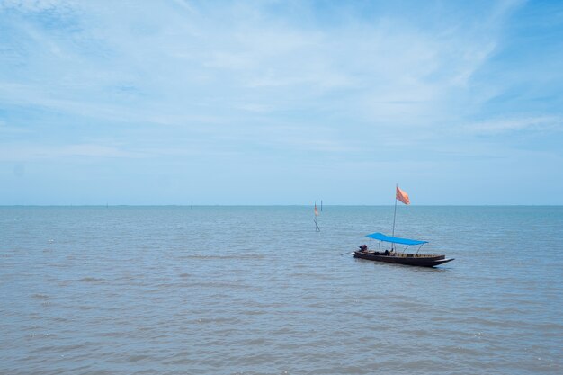 boot en mooie blauwe oceaan en blauwe hemel.