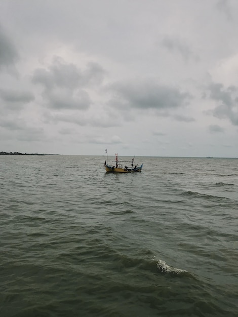 Boot en 's avonds uitzicht op zee