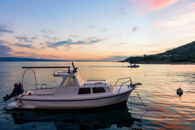 Boot in de haven in de Adriatische Zee in Omis, Kroatië. Tijdens zonsondergang