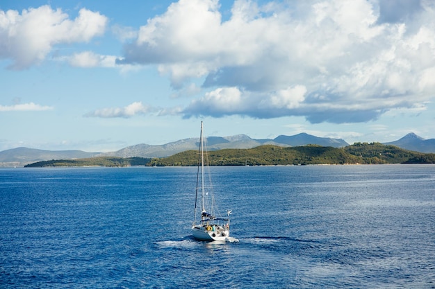 Boot in de Middellandse Zee op een mooie dag met blauwe lucht
